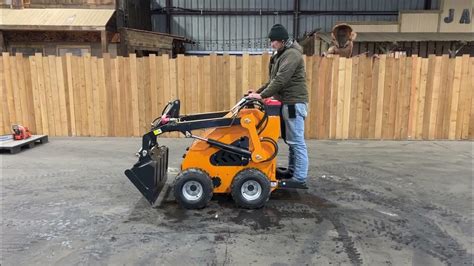 land hero mini track loader